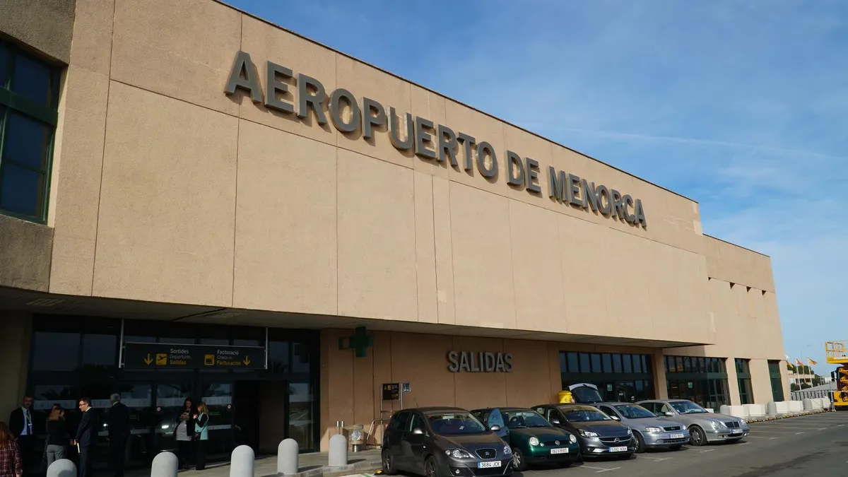 Sucesos.- Detenido en el aeropuerto de Menorca por agredir a su pareja e intentar huir del país con la hija de ambos