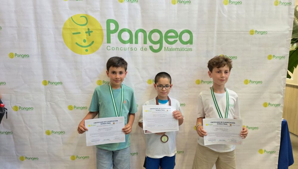 Alberto, Pablo e Ignacio, alumnos de 5º de Primaria del Colegio San José, tras participar en la final del Concurso Pangea