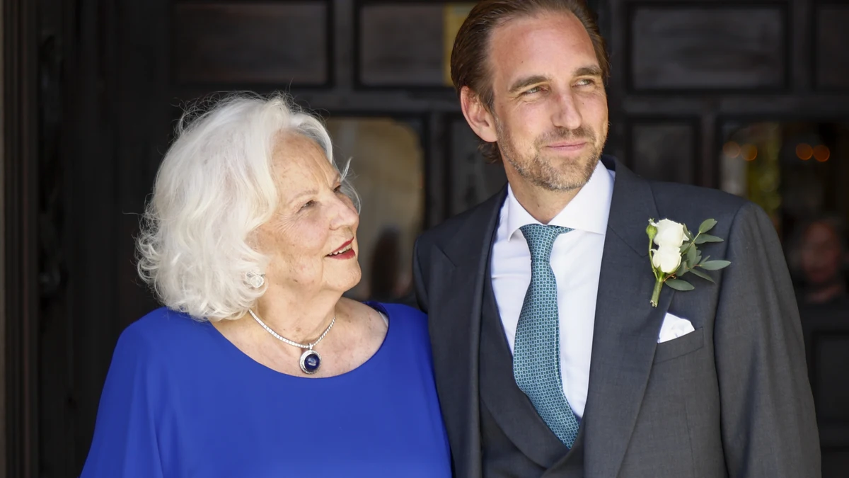 Boda del hijo del conde Rudi y Amanda Lange. El novio, con su madre, María Luisa de Prusia