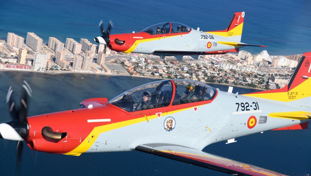Felipe VI y la princesa Leonor realizan su primer vuelo juntos en la Academia General del Aire de San Javier