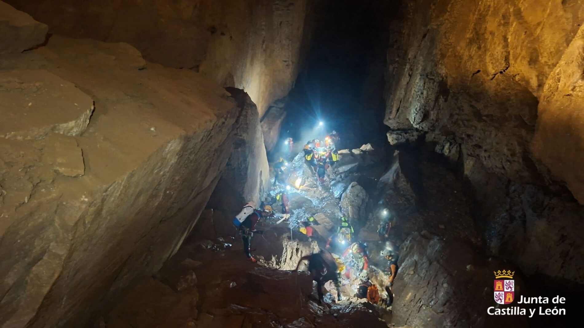 Especialistas de Protección Civil rescatan a un espeleólogo herido cuando hacía rappel en la cueva de Valporquero, en Vegacervera (León)