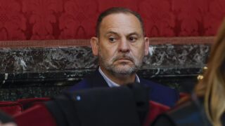 El Gobierno lamenta la "cadena perpetua" a Ábalos mientras Aldama se queda con el dinero y no pisa la cárcel El Gobierno lamenta la "cadena perpetua" a Ábalos mientras Aldama se queda con el dinero y no pisa la cárcel