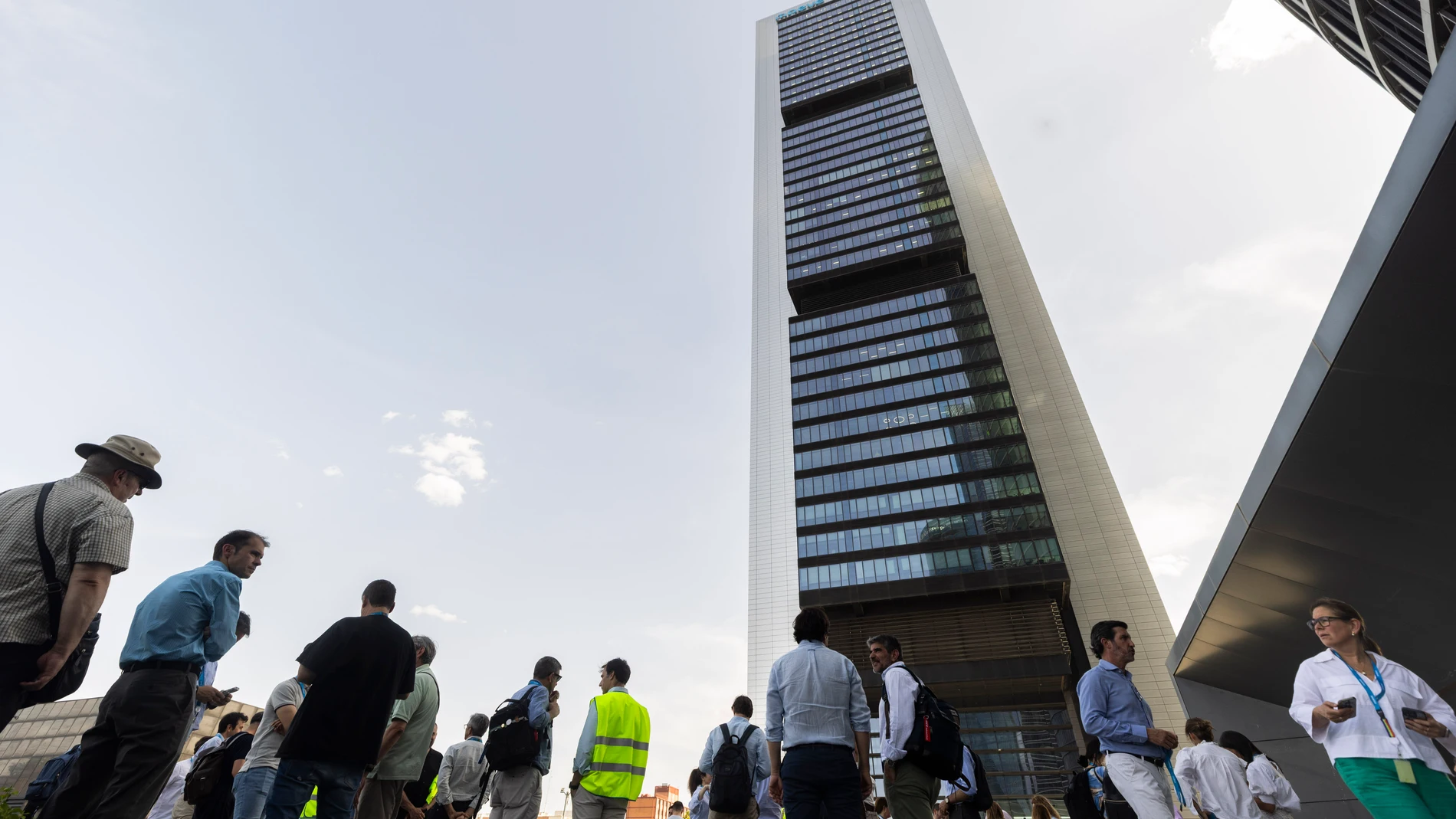 Despliegue de los Bomberos de Madrid frente a la Torre Moeve