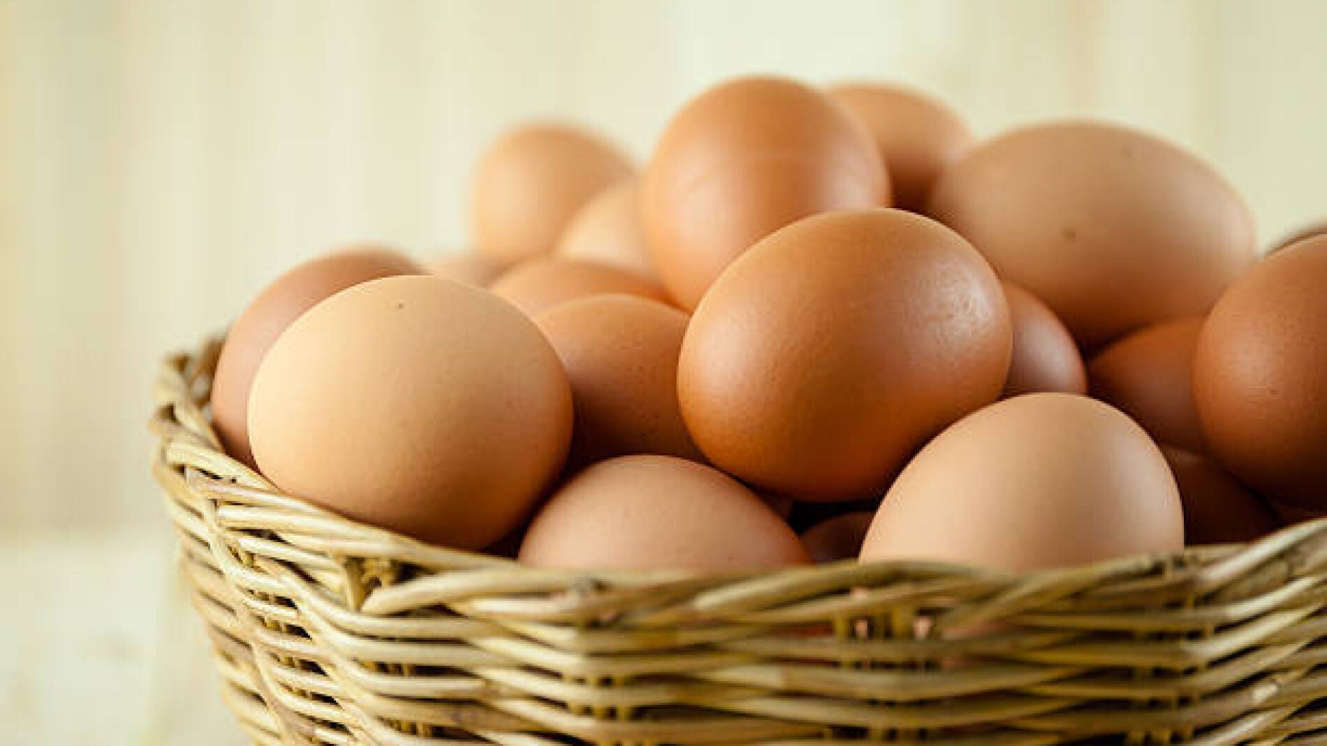 El aviso de los especialistas sobre el error más común al conservar huevos