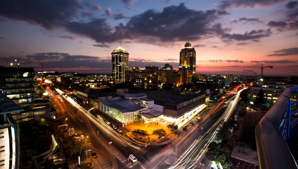Vista panorámica de Sandton City en Johannesburgo, Gauteng, Sudáfrica. Una zona acomodada en el centro financiero del país.