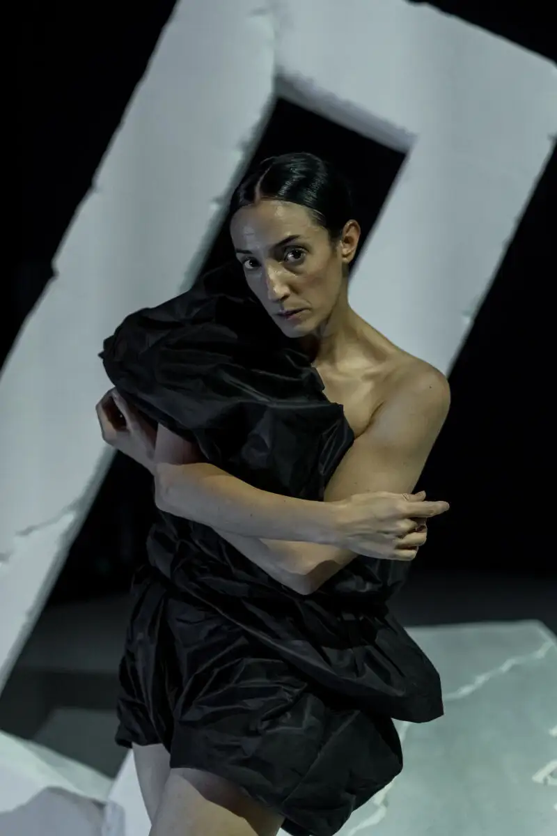 La bailarina barcelonesa sobre el escenario de su nueva obra, 'La protagonista'