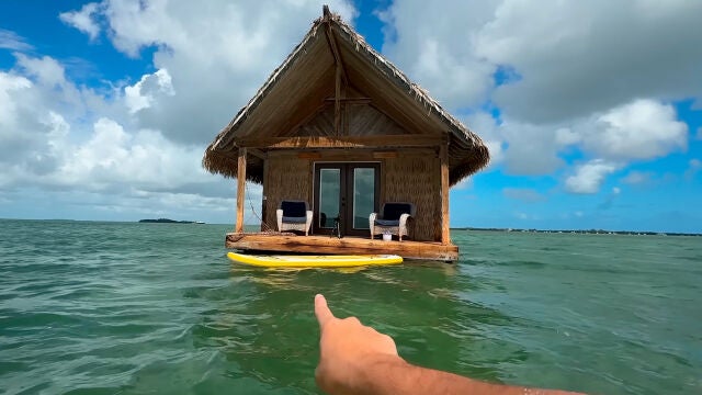 Un youtuber español visita el hotel "más aislado del mundo" y tiene un curioso requisito legal