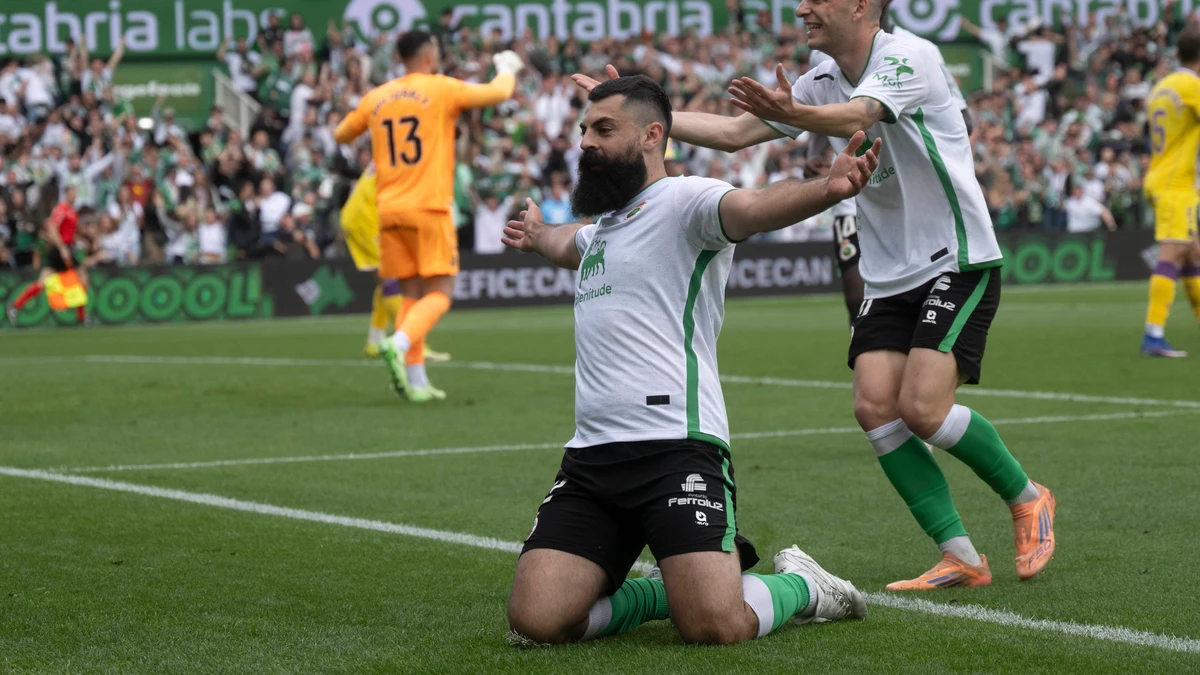 Asier Villalibre con el Racing de Santander