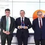 Julio González recogió el galardón de la mano de Sergio Alonso y Francisco Marhuenda