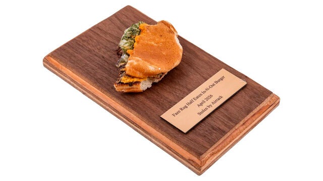 Una subasta benéfica de youtubers vende una hamburguesa medio comida por más de 7.000 dólares