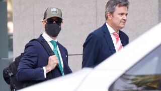 MADRID (ESPAÑA), 07/07/2026.- El comandante de la Guardia Civil Rubén Villalba (i) a su llegada a la Audiencia Nacional donde el juez Santiago Pedraz reanuda este martes la ronda de interrogatorios en el caso Leire con la declaración como testigo del comandante de la Guardia Civil Rubén Villalba, investigado en el caso Koldo y al que Leire Díez habría ofrecido un puesto de asesor de la directora de la Guardia Civil, Mercedes González, a cambio de que le diera información que pudiese perjudica...