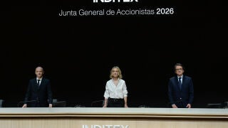 La presidenta no ejecutiva de Inditex, Marta Ortega, el secretario del consejo, Javier Monteoliva Díaz (d), y el consejero delegado de Inditex, Óscar García Maceiras (i), durante la celebración de la Junta General Ordinaria de Accionistas del grupo Inditex, a 7 de julio de 2026, en Arteixo, A Coruña, Galicia (España). El encuentro corporativo y financiero reúne a los principales directivos, consejeros y accionistas para someter a votación las cuentas anuales, ratificar los excelentes resultad...