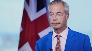 El líder populista británico, Nigel Farage Reform UK leader Nigel Farage looks on as he makes a statement to the media at the party headquarters in Millbank, central London, Tuesday July 7, 2026. (Gareth Fuller/PA via AP)