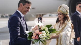 Ankara (Turkey), 07/07/2026.- Spanish Prime Minister Pedro Sanchez (L) arrives at Ankara Airport ahead of the 2026 NATO Heads of State and Government Summit in Ankara, Turkey, 07 July 2026. The summit takes place on 07 and 08 July, focusing on strengthening defense industrial production and securing long-term military aid for Ukraine. (Turquía, Ucrania) EFE/EPA/OSMANCAN GURDOGAN / POOL 