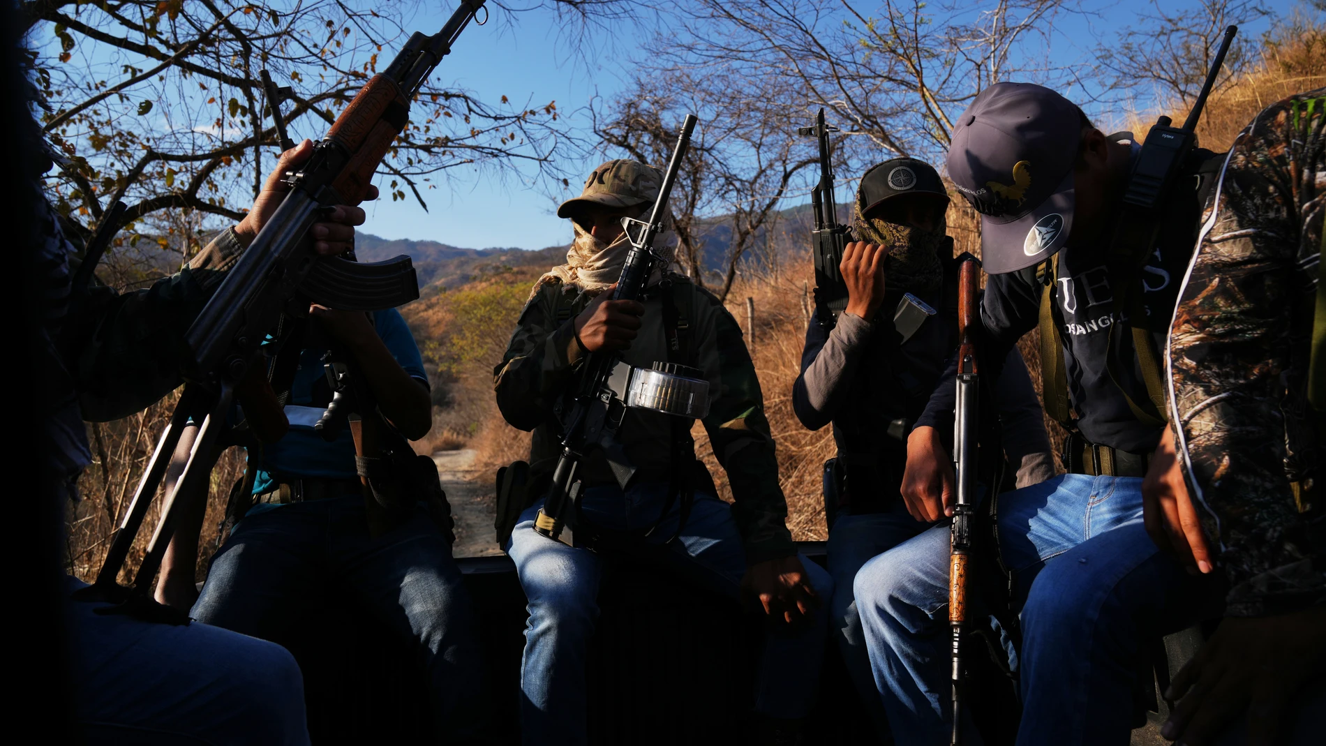 Ataques con drones y aldeas sitiadas: la guerra del narco golpea un pueblo de México en pleno Mundial