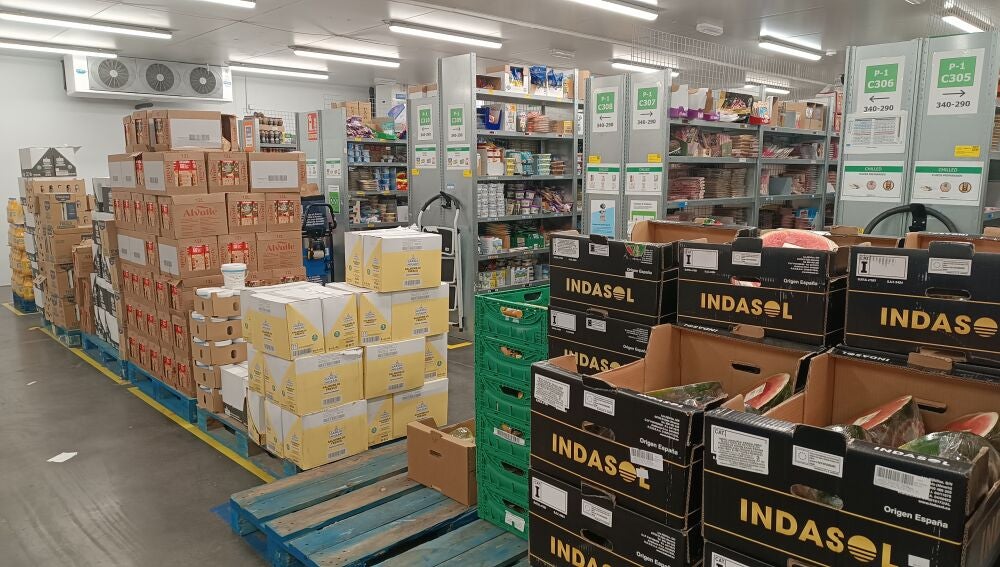 Zona de refrigerados en el centro de Amazon Fresh de Madrid