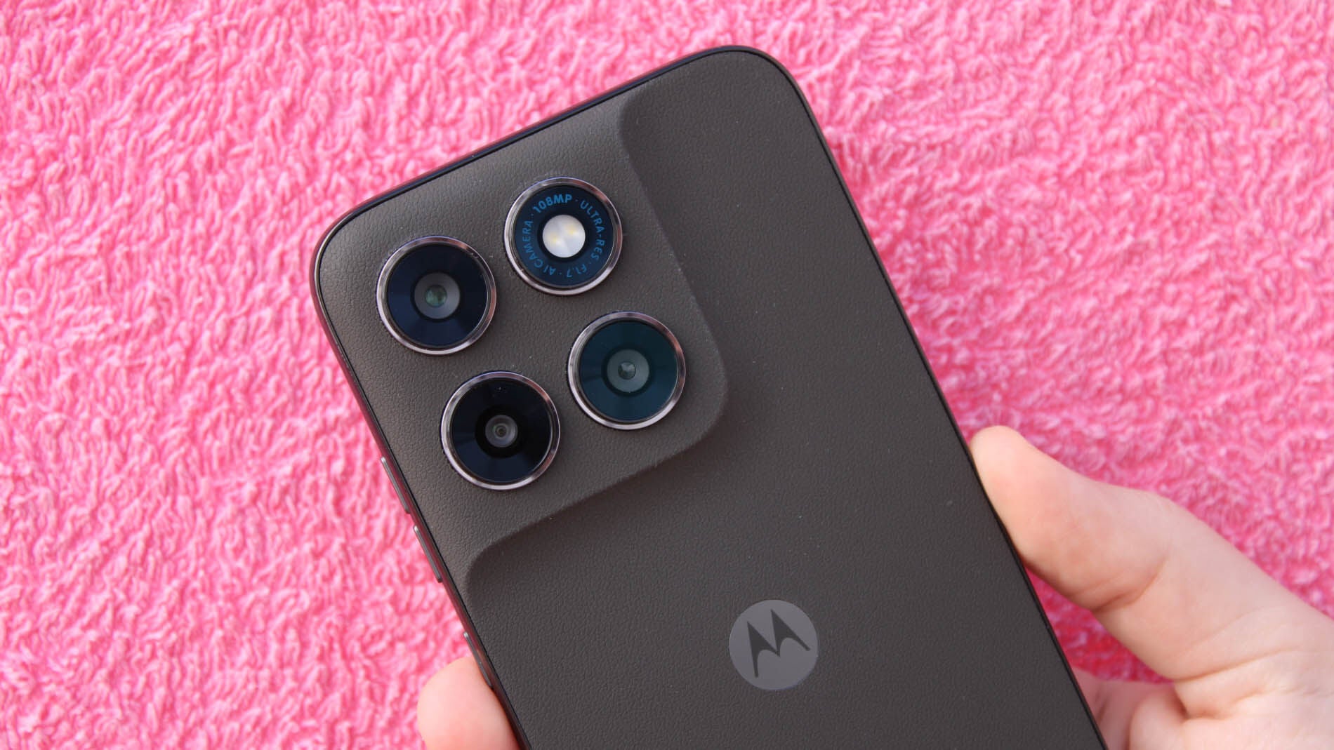 Motorola sigue en lo alto por móviles como este: 5.000 nits, batería para 2 días y Android 16 casi puro