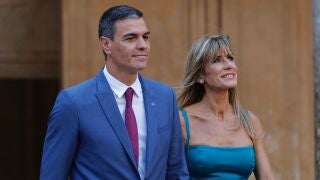 Sánchez busca nuevos maquilladores hasta las elecciones por 46.000 euros Sánchez busca nuevos maquilladores hasta las elecciones por 46.000 euros