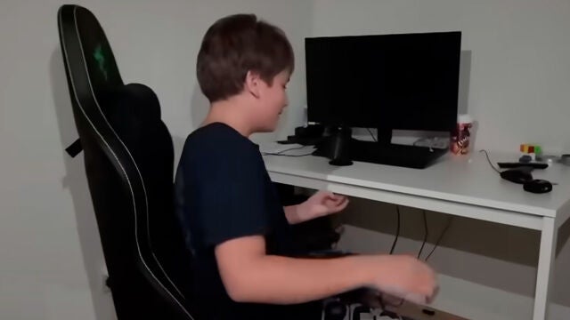 Un adolescente de 13 años sobrevive a un rayo que impactó en él atravesando su ordenador mientras jugaba a videojuegos