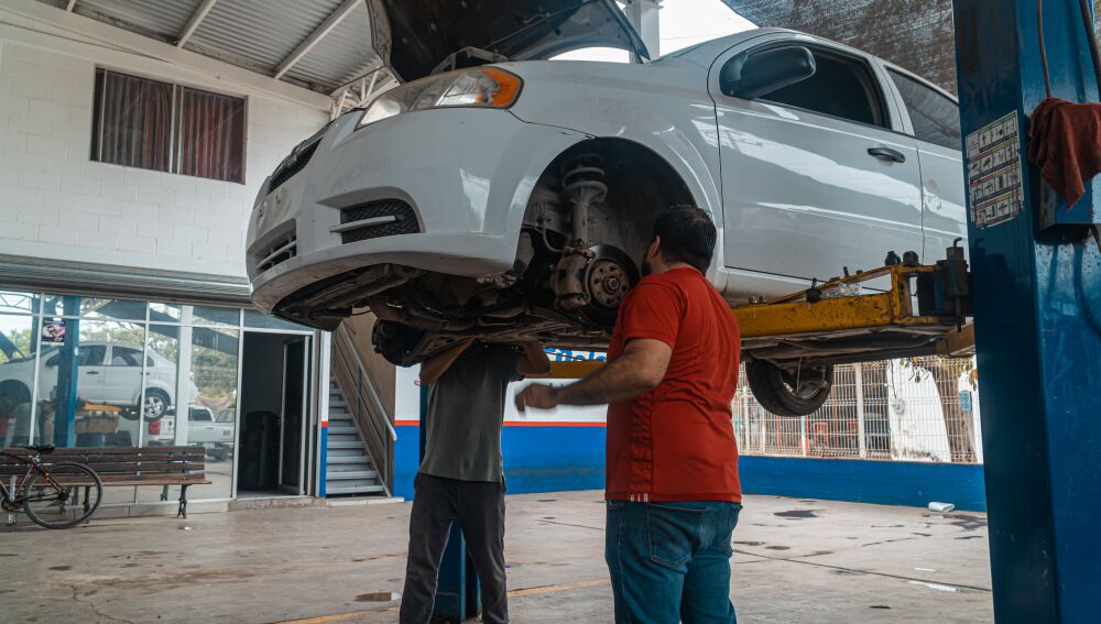 Mecánicos trabajando en un vehículo