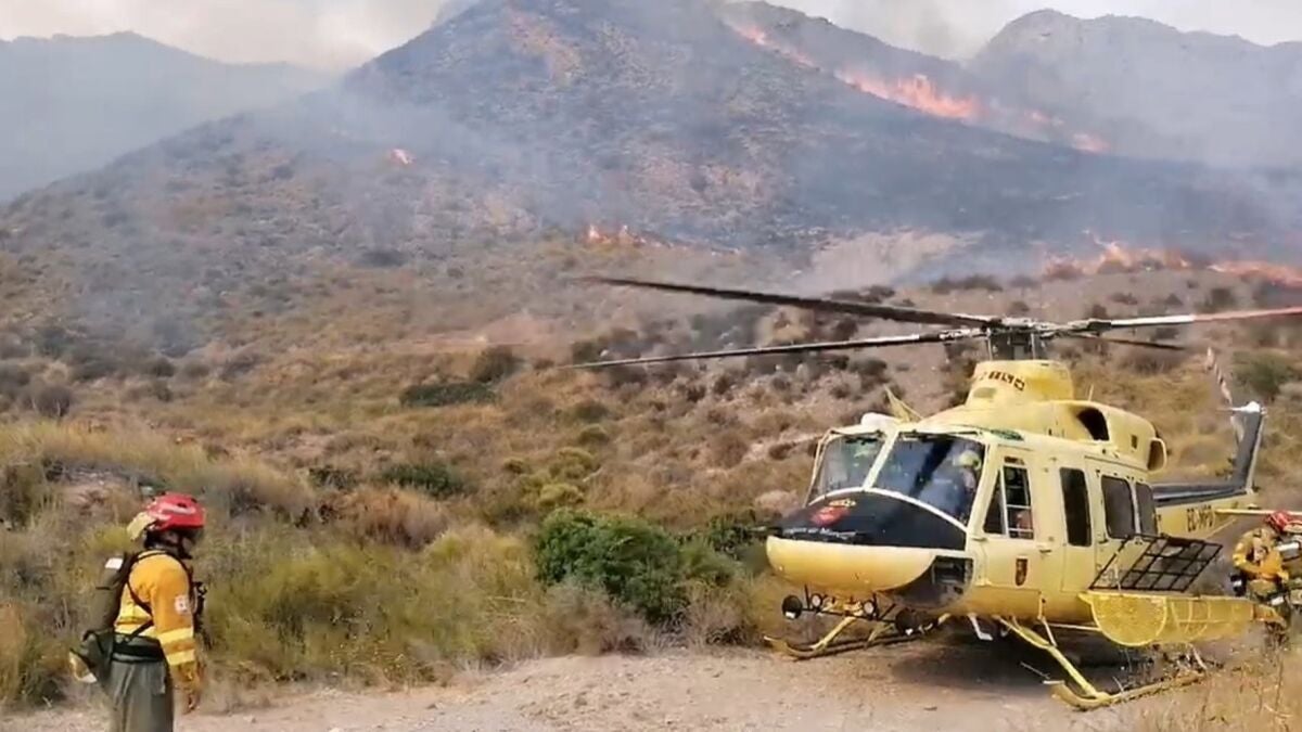 Los bomberos logran estabilizar el incendio de la Sierra de Las Moreras (Mazarrón) que obligó a evacuar vecinos en Mazarrón