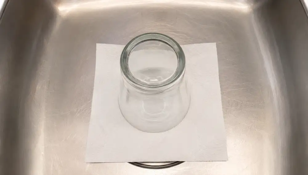 Dejar un vaso sobre una hoja de papel en el fregadero antes de irse de vacaciones: ¿para qué sirve y por qué se recomienda?