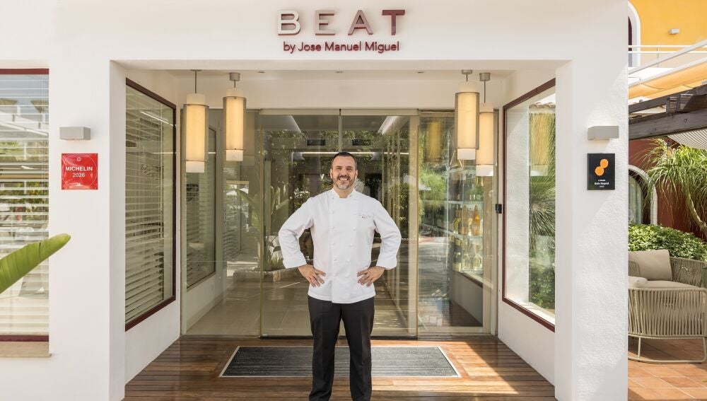 El chef José Manuel Miguel en la entrada de Beat