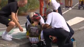 Vingegaard, atendido después de su caída en la etapa 15 del Tour 2026 Vingegaard, atendido después de su caída en la etapa 15 del Tour 2026