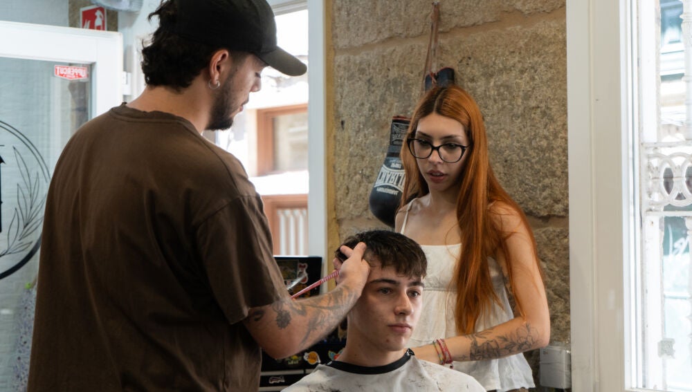 Carmen trabajando en su local junto a su empleado Pau