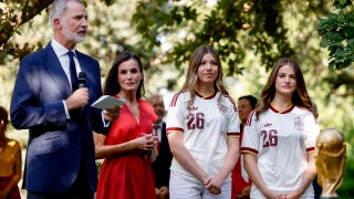 MADRID, 20/07/2026.- Los reyes Felipe VI y doña Letizia, la princesa Leonor (d) y la infanta Sofía (2d), reciben este lunes en el Palacio de la Zarzuela a la selección española masculina de fútbol, tras proclamarse ayer campeones del mundo derrotando en la final a Argentina. EFE/Daniel González 