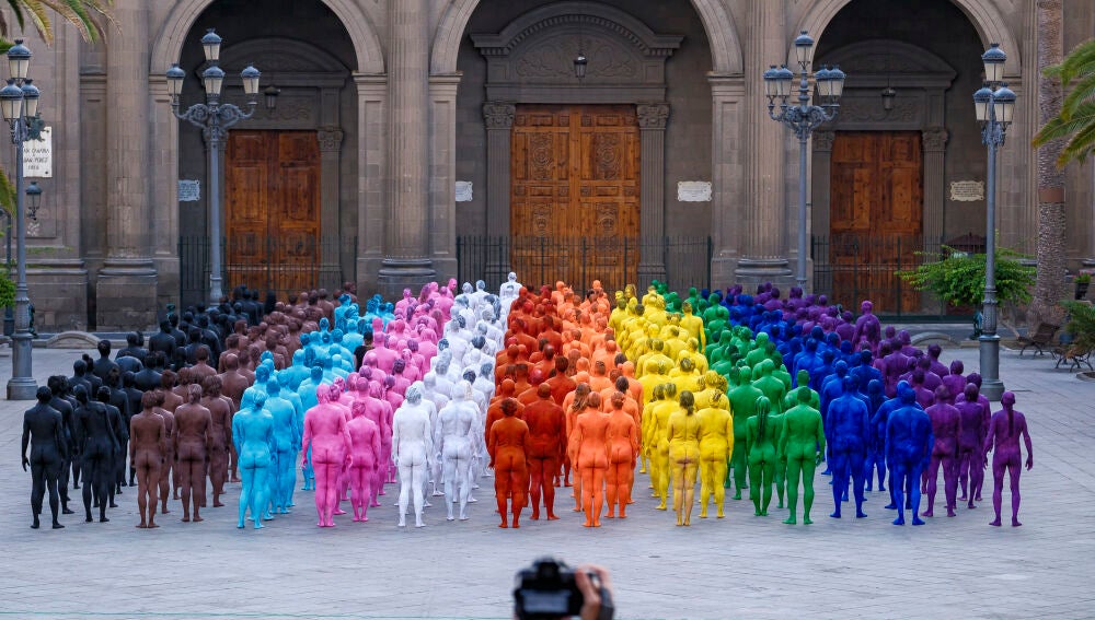 Spencer Tunick desnuda a 500 personas frente a la catedral de Las ...
