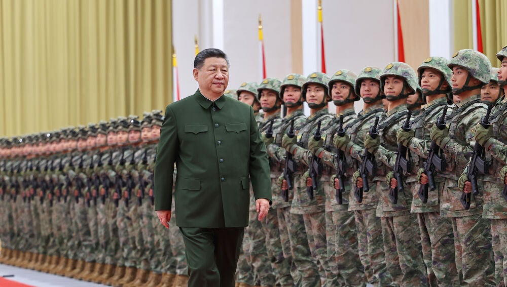 (Foto de ARCHIVO) BEIJING, Dec. 31, 2024 -- Chinese President Xi Jinping, also general secretary of the Communist Party of China Central Committee and chairman of the Central Military Commission, reviews the troops during his inspection of the Chinese People's Liberation Army garrison stationed in t