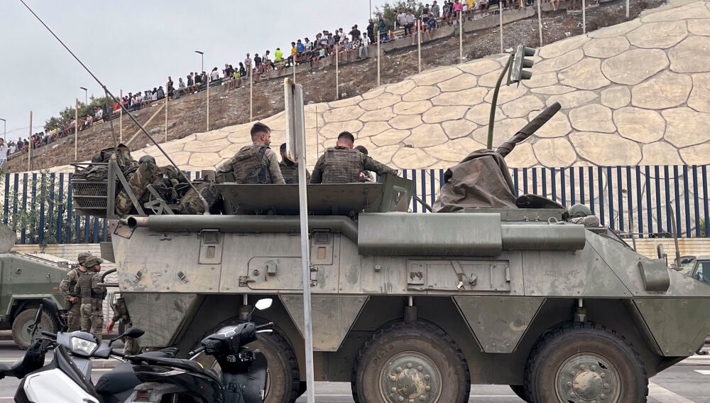 FOTODELDIA CEUTA (ESPAÑA), 31/07/2026.- El ejército desplegando en la frontera del Tarajal en Ceuta ante la atenta mirada de los inmigrantes este viernes, donde se han registrado violentos enfrentamientos en los perímetros fronterizos durante su intento de acceder desde Marruecos hacia Ceuta y Melil