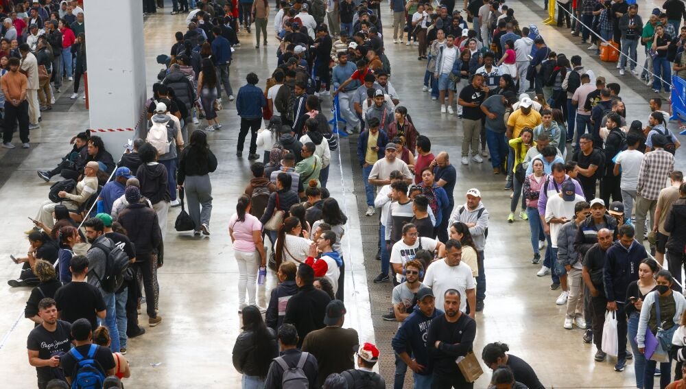Migrantes hacen cola en L’Hospitalet de Llobregat para conseguir los documentos que faciliten su regularización en España