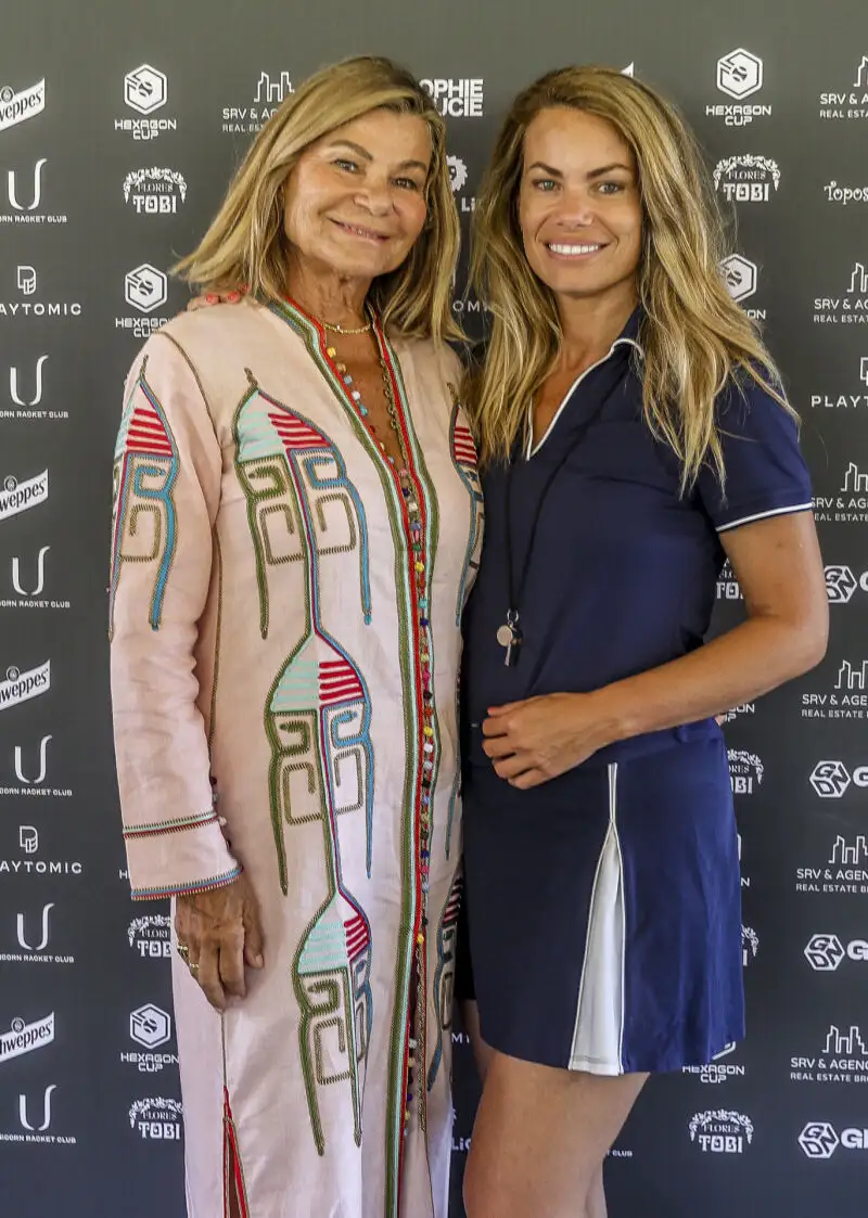 Cari Lapique y Carla Goyanes.