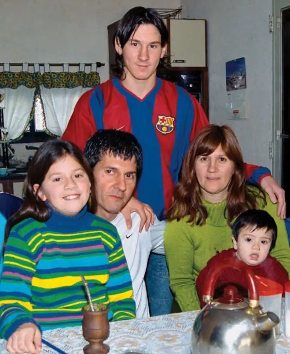 Leo, junto a su familia