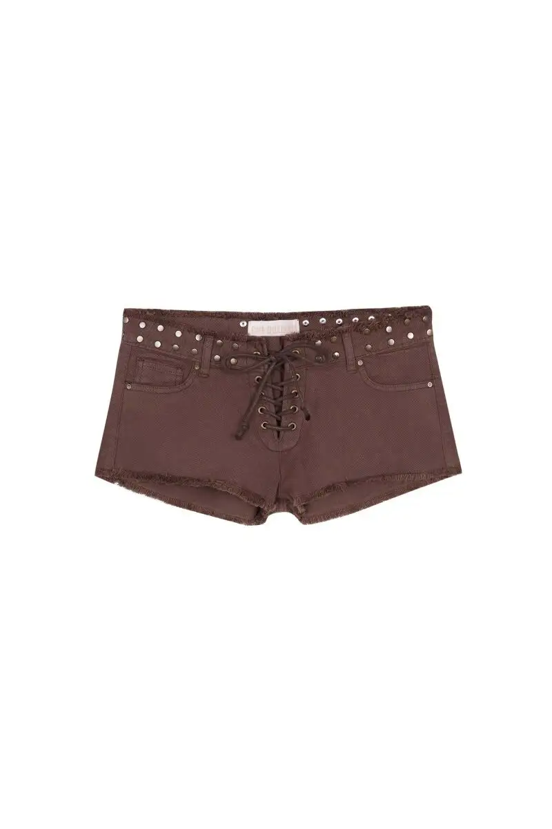 Shorts con tachuelas.