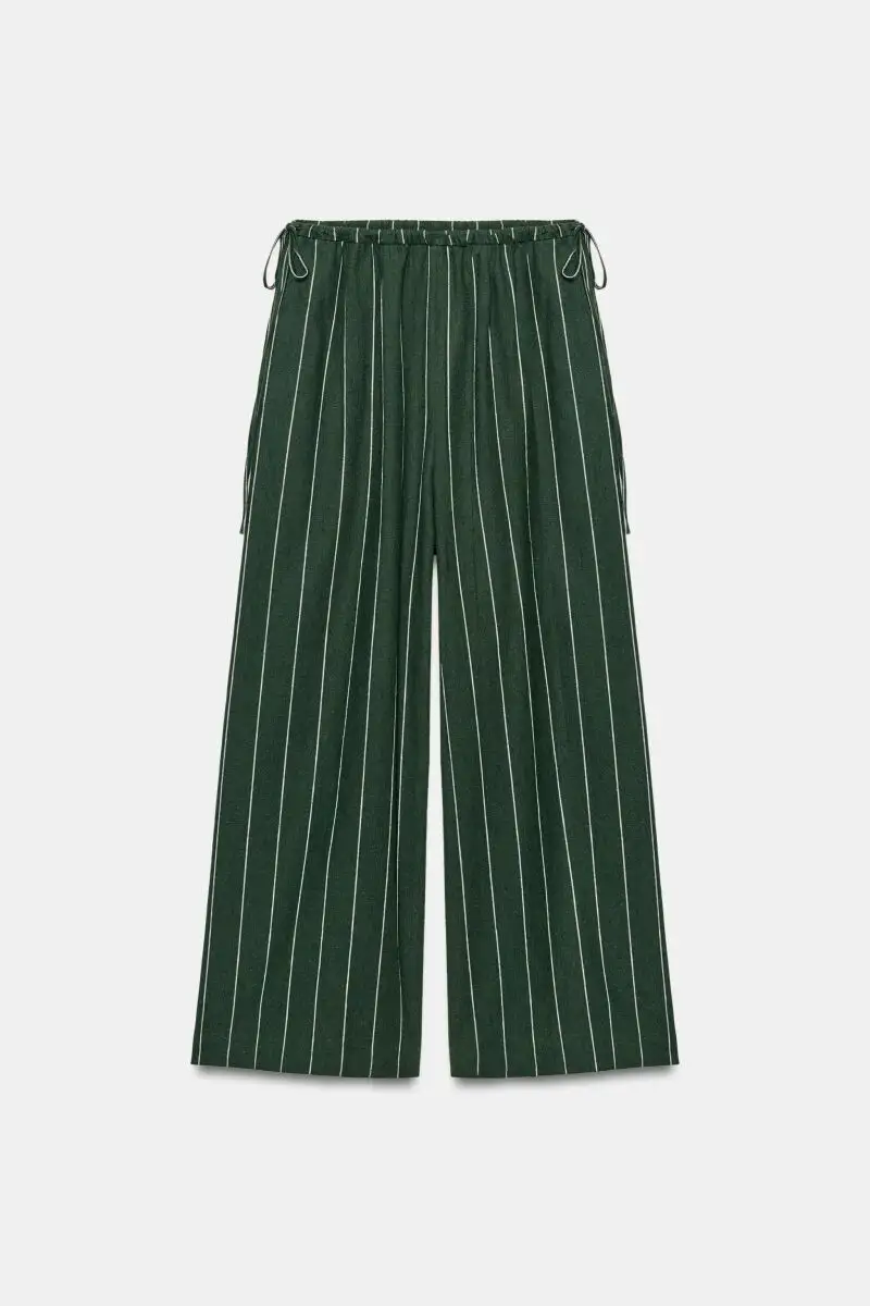 Pantalon de rayas.