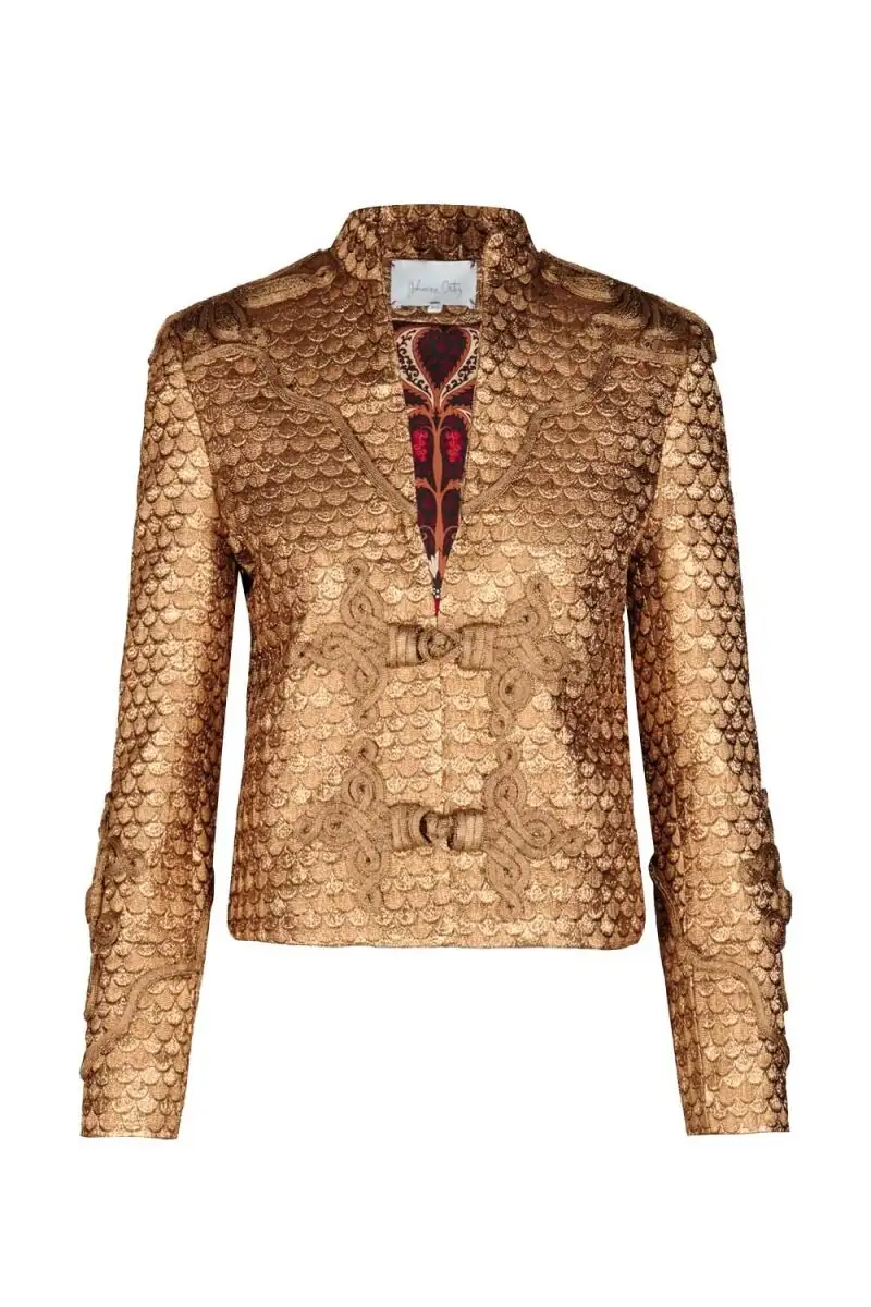 Chaqueta dorada.