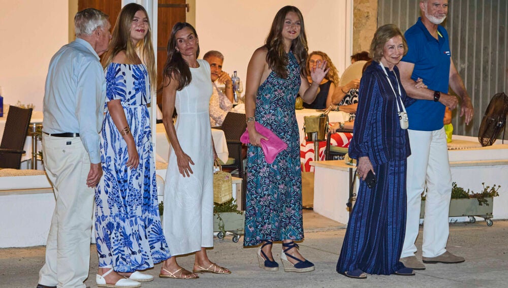 Los reyes don Felipe VI y Doña Letizia, junto con la reina Doña Sofía, la princesa de Asturias Leonory la infa