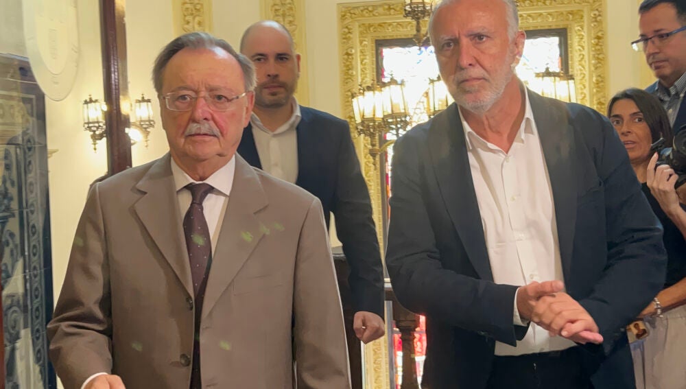 El ministro de Política Territorial y Memoria Democrática, Ángel Víctor Torres (d), y el presidente de Ceuta, Juan Jesús Vivas (i), a su llegada al Palacio de la Asamblea, a 10 de agosto de 2026, en Ceuta (España). El ministro visita Ceuta para abordar la situación migratoria actual. La ciudad acoge