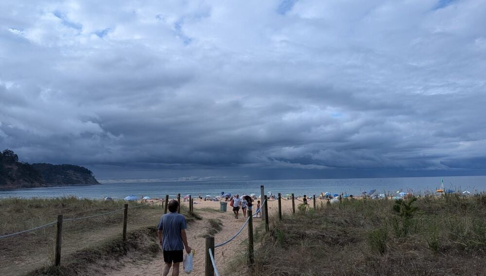 Playa con nubes en Asturias, turismo EUROPA PRESS 05/08/2026