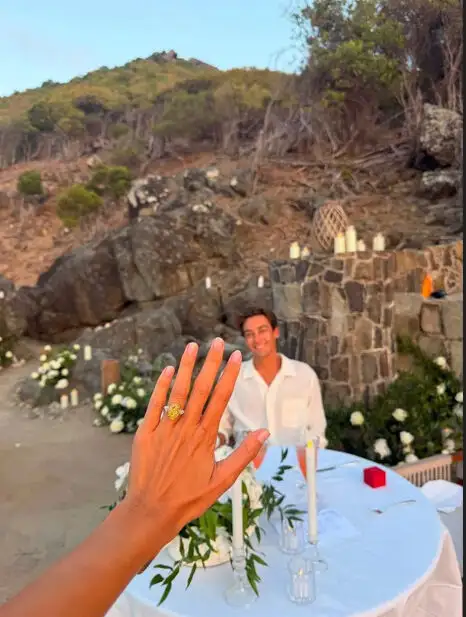Detalle del anillo elegido por George Russell