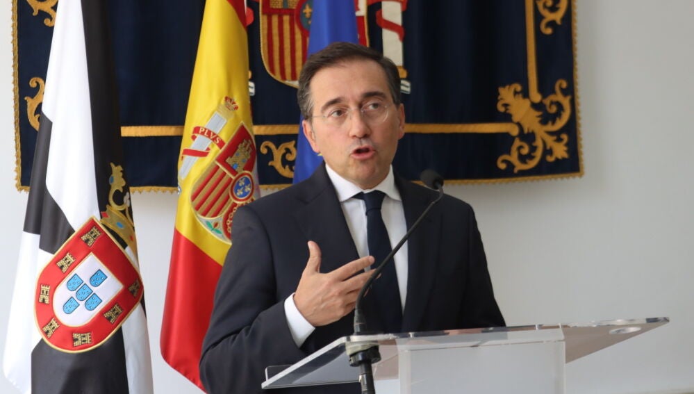 El ministro de Asuntos Exteriores, Unión Europea y Cooperación, José Manuel Albares, atiende a los medios de comunicación tras reunirse con el presidente de la Ciudad Autónoma de Ceuta, Juan Jesús Vivas Lara, en la sede de la Delegación del Gobierno, a 11 de agosto de 2026, en Ceuta (España). Albare