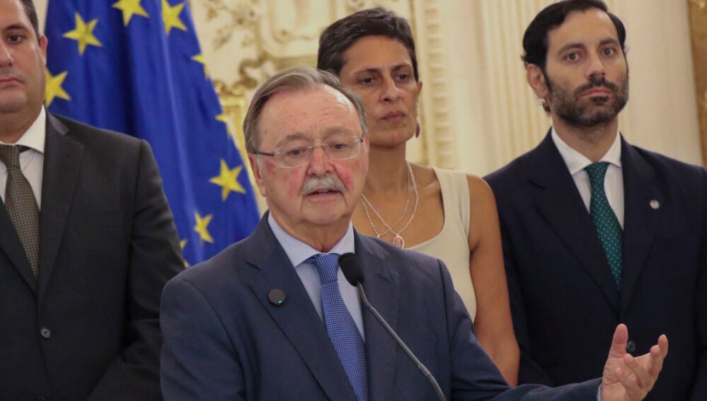 CEUTA, 13/08/2026.- El presidente de la Ciudad Autónoma de Ceuta, Juan Jesús Vivas, en compañía de varios miembros del ejecutivo, comparece ante los medios tras mantener una reunión con el ministro del Interior, Fernando Grande-Marlaska. EFE/Reduan