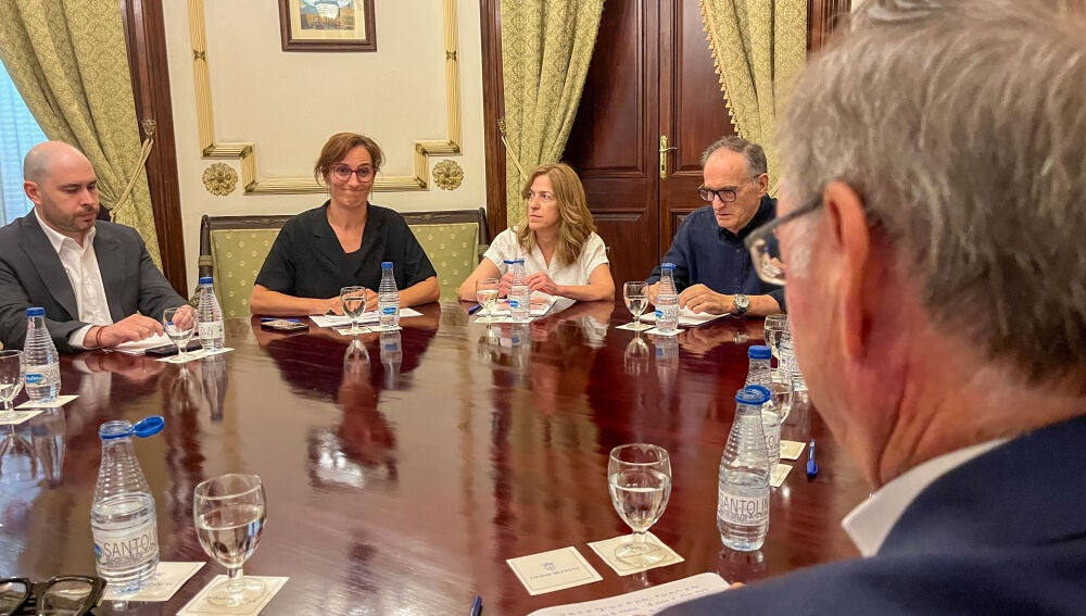 CEUTA (ESPAÑA), 16/08/2026.- El presidente de la Ciudad Autónoma de Ceuta, Juan Jesús Vivas (d), durante una reunión con la ministra de Sanidad, Mónica García (2i), los responsables del INGESA y miembros del ejecutivo local, en el Palacio autonómico para tratar la crisis sanitaria y migratoria que p