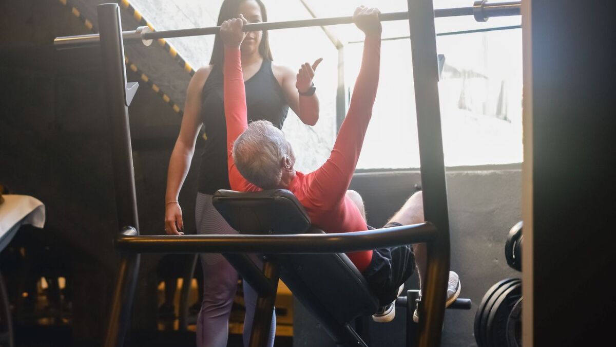 Diego Alarcón advises weight training for adults over 50