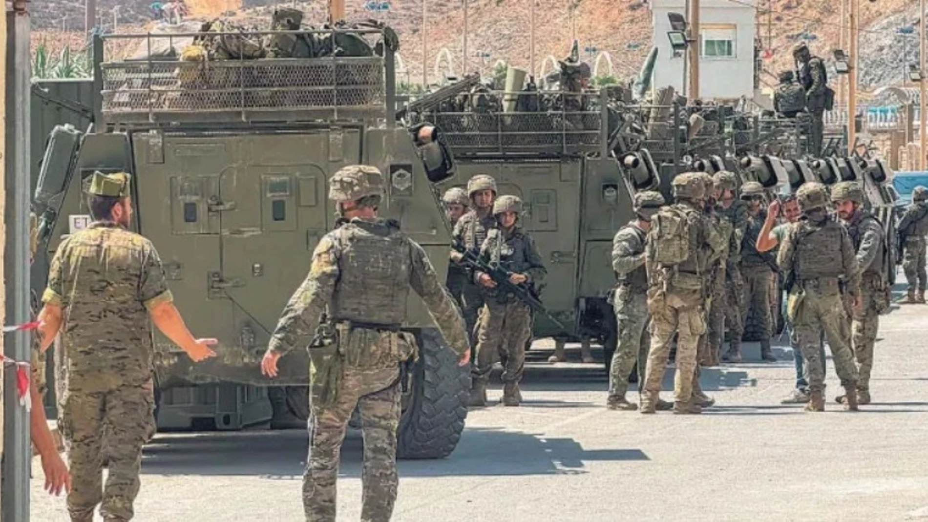 El brote de sarna en Ceuta y la decisión de Defensa de mantener en servicio a los 24 militares contagiados han encendido las alarmas sobre las condiciones sanitarias y laborales del personal desplegado Agencia EFE