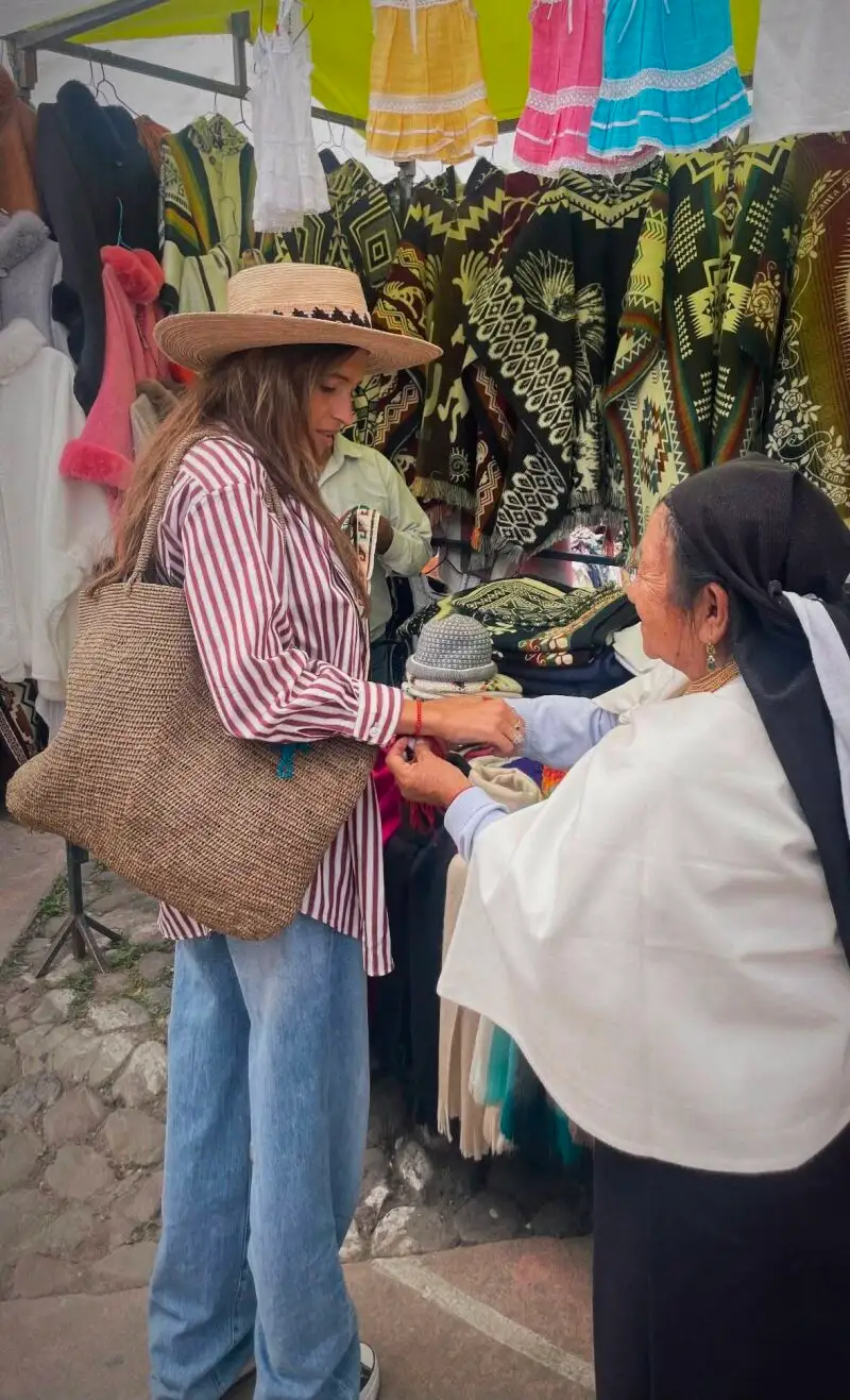 El sombrero artesanal que Sara Carbonero ha llevado en Ecuador