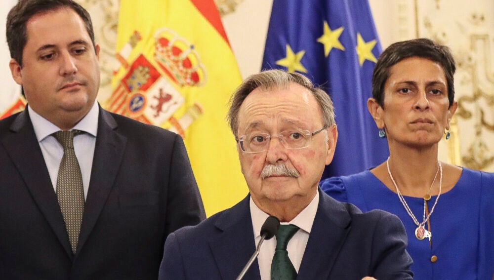 CEUTA, 17/08/2026.- Comparece el presidente de la Ciudad Autónoma de Ceuta, Juan Jesús Vivas (c), este lunes, en compañía de varios miembros del ejecutivo local. EFE/Reduan